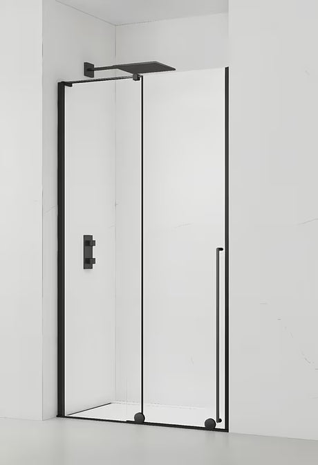 Tuš vrata za nišo SAT Xmotion 140 cm v črni barvi s prozornim steklom in drsnim odpiranjem.