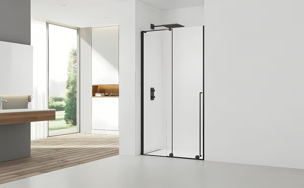 Tuš vrata za nišo SAT Xmotion 140 cm v črni barvi s prozornim steklom in drsnim odpiranjem.