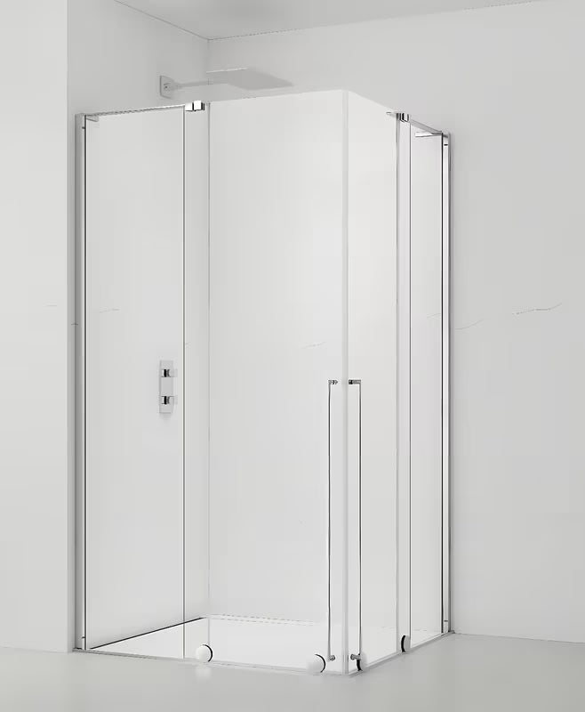 Kvadratna tuš kabina SAT Walk-In Xmotion 90 x 90 cm s kliznim vratima i prozirnim staklom u sjajnom kromu.