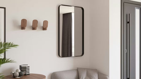 Pravokutno ogledalo SAT 50x70 cm u crnoj boji s mogućnošću montaže okomito ili vodoravno.