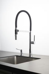 SIKO enoročna stoječa armatura za pomivalno korito crni krom s tušem pričvršćenim magnetom