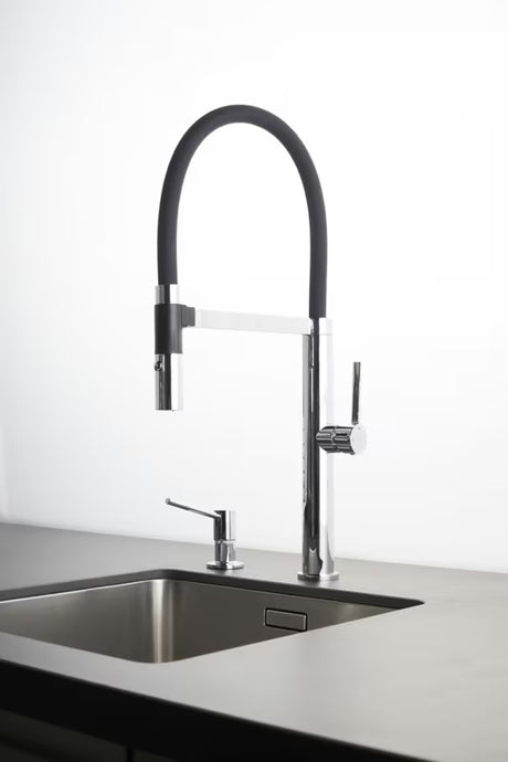 SIKO enoročna stoječa armatura za pomivalno korito crni krom s tušem pričvršćenim magnetom