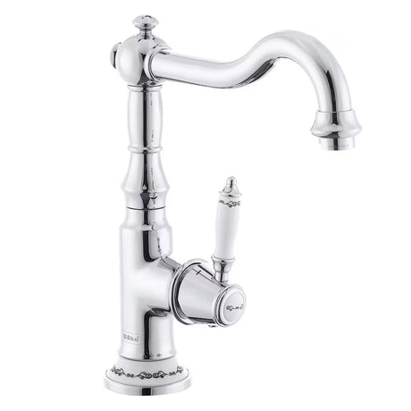 Kromirana armatura za pomivalno korito SIKO Provence s ručicom i zakretnim izljevom u retro dizajnu.