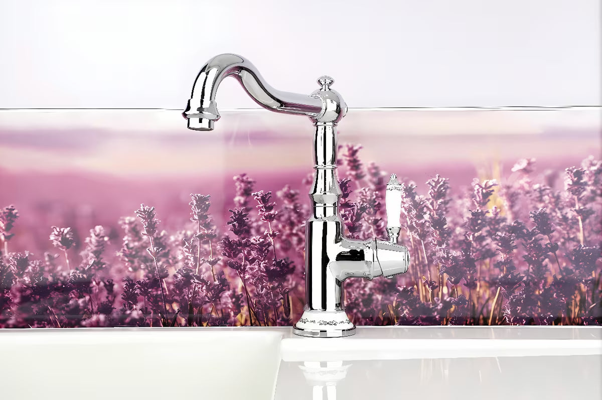 Kromirana armatura za pomivalno korito SIKO Provence s ručicom za upravljanje i zakretnim izljevom u retro dizajnu.