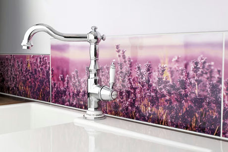 Kromirana armatura za pomivalno korito SIKO Provence s ručicom za upravljanje i zakretnim izljevom u retro dizajnu.