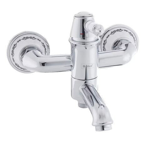 Kromirana enoročna stenska armatura za kad SIKO Provence u retro dizajnu s preklopnikom skrivenim u izljevu.