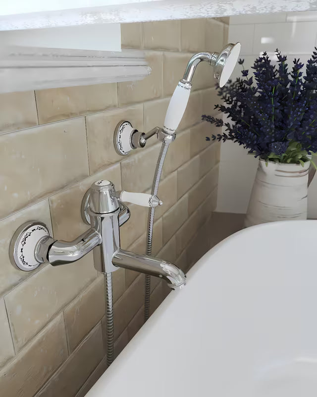 Kromirana enoročna stenska armatura za kad SIKO Provence u retro dizajnu s preklopnikom skrivenim u izljevu.