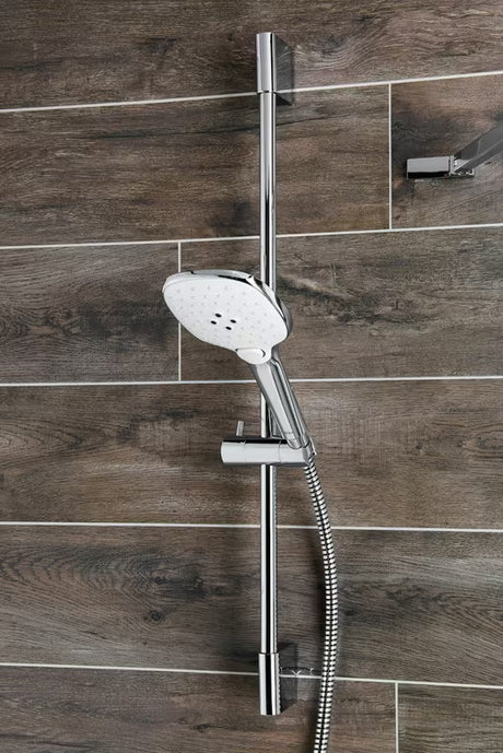 Bijeli ručni tuš SIKO s kromiranim detaljima, promjera 12 cm, s 3 mlaza i tipkom pro za prebacivanje.