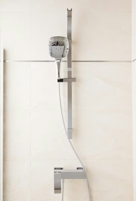 Tuš set SIKO Chrome s ručnim tušem s dvije funkcije i dva držača tuši.