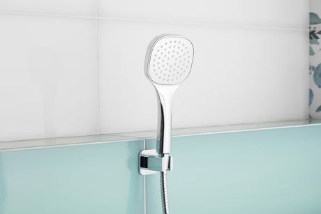 Kromirani komplet za kad SIKO s ručnim tušem, mesinganim držačem i metalnim crijevom 150 cm, zaobljenog dizajna.