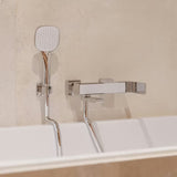 Kromirani komplet za kad SIKO s ručnim tušem, mesinganim držačem i metalnim crijevom 150 cm, zaobljenog dizajna.