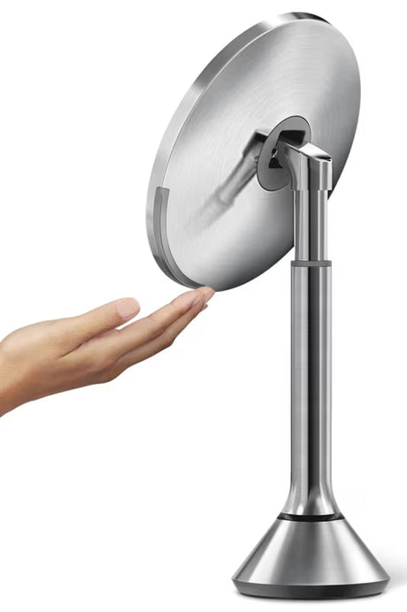 Kozmetično ogledalo Simplehuman Dual Touch iz krtačenega nerjavečega jekla s Tru-lux LED osvetlitvijo in 5-kratno povečavo.