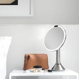 Kozmetično ogledalo Simplehuman Dual Touch iz krtačenega nerjavečega jekla s Tru-lux LED osvetlitvijo in 5-kratno povečavo.