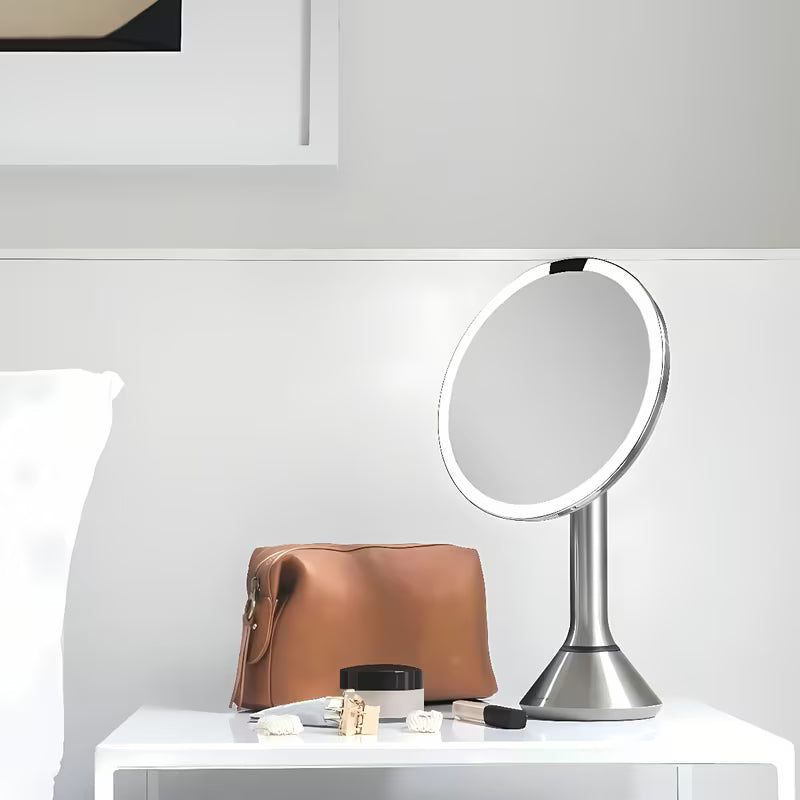 Kozmetično ogledalo Simplehuman Dual Touch iz krtačenega nerjavečega jekla s Tru-lux LED osvetlitvijo in 5-kratno povečavo.