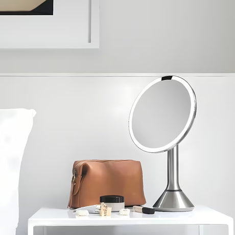 Kozmetično ogledalo Simplehuman Dual Touch iz krtačenega nerjavečega jekla s Tru-lux LED osvetlitvijo in 5-kratno povečavo.