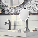 Kozmetično ogledalo Simplehuman Dual Touch iz krtačenega nerjavečega jekla s Tru-lux LED osvetlitvijo in 5-kratno povečavo.