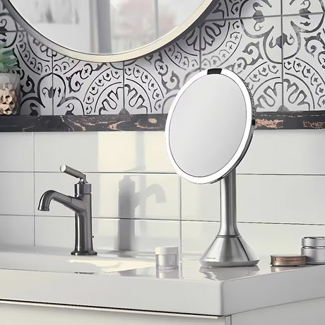 Kozmetično ogledalo Simplehuman Dual Touch iz krtačenega nerjavečega jekla s Tru-lux LED osvetlitvijo in 5-kratno povečavo.