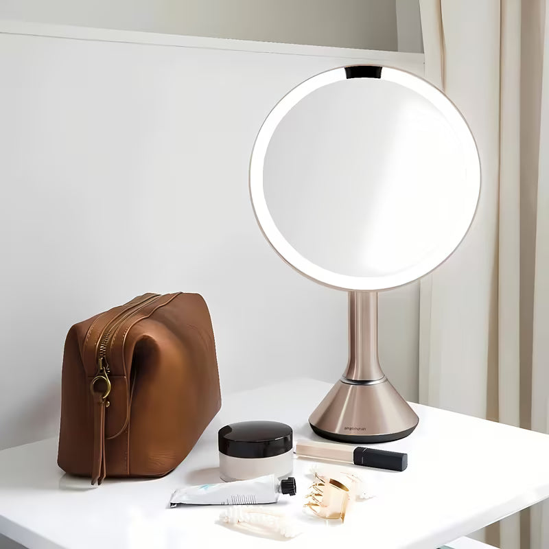 Kozmetično ogledalo Simplehuman Dual Touch v barvi rose gold s Tru-lux LED osvetlitvijo in upravljanjem svetlosti na dotik.