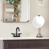Kozmetično ogledalo Simplehuman Dual Touch v barvi rose gold s Tru-lux LED osvetlitvijo in upravljanjem svetlosti na dotik.