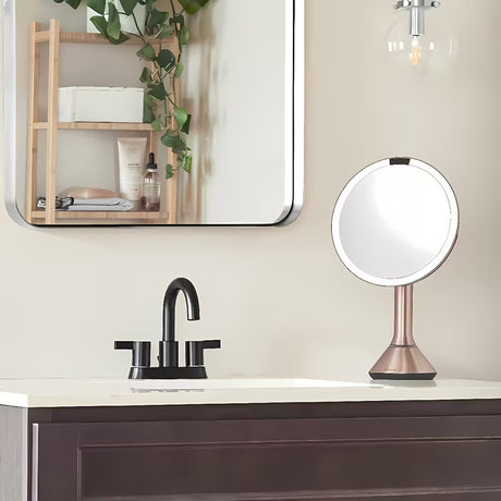 Kozmetično ogledalo Simplehuman Dual Touch v barvi rose gold s Tru-lux LED osvetlitvijo in upravljanjem svetlosti na dotik.