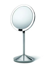 Potovalno kozmetično ogledalo Simplehuman Mini z osvetlitvijo Tru-lux Led in 10-kratno povečavo v krtačenem nerjavnem jeklu.