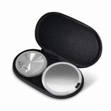 Potovalno kozmetično ogledalo Simplehuman Mini z osvetlitvijo Tru-lux Led in 10-kratno povečavo v krtačenem nerjavnem jeklu.