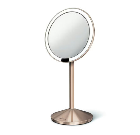 Potovalno kozmetično ogledalo Simplehuman Mini v barvi rose gold z osvetlitvijo Tru-lux Led in 10-kratno povečavo.