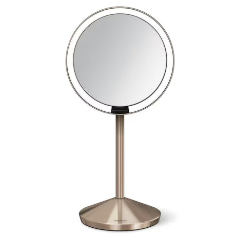 Potovalno kozmetično ogledalo Simplehuman Mini v barvi rose gold z osvetlitvijo Tru-lux Led in 10-kratno povečavo.