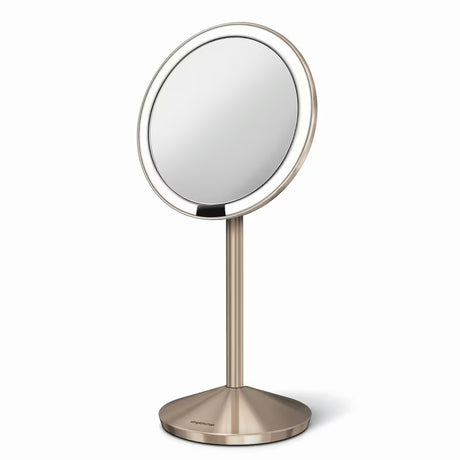 Potovalno kozmetično ogledalo Simplehuman Mini v barvi rose gold z osvetlitvijo Tru-lux Led in 10-kratno povečavo.