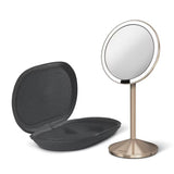 Potovalno kozmetično ogledalo Simplehuman Mini v barvi rose gold z osvetlitvijo Tru-lux Led in 10-kratno povečavo.