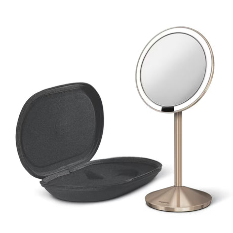 Potovalno kozmetično ogledalo Simplehuman Mini v barvi rose gold z osvetlitvijo Tru-lux Led in 10-kratno povečavo.