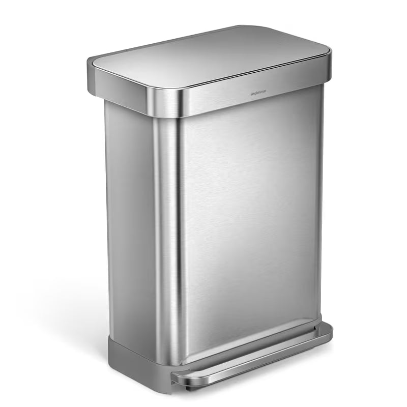 Pedalni koš za smeti Simplehuman iz brušenega nerjavnega jekla s tihim delovanjem in skritim robom vrečke.