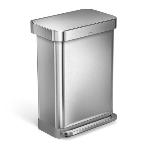 Pedalni koš za smeti Simplehuman iz brušenega nerjavnega jekla s tihim delovanjem in skritim robom vrečke.