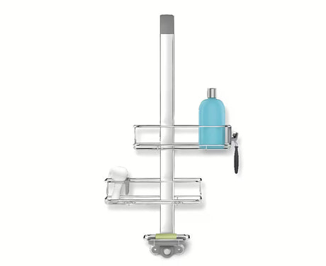 Tuš polica Simplehuman Shower caddy iz nerjavnih materialov z nastavljivimi policami in priseski pro za stabilno pritrditev.