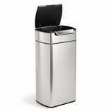 Senzorski koš za smeti Simplehuman Touch-bar bin v mat izvedbi iz nerjavnega jekla z ozkim ohišjem.