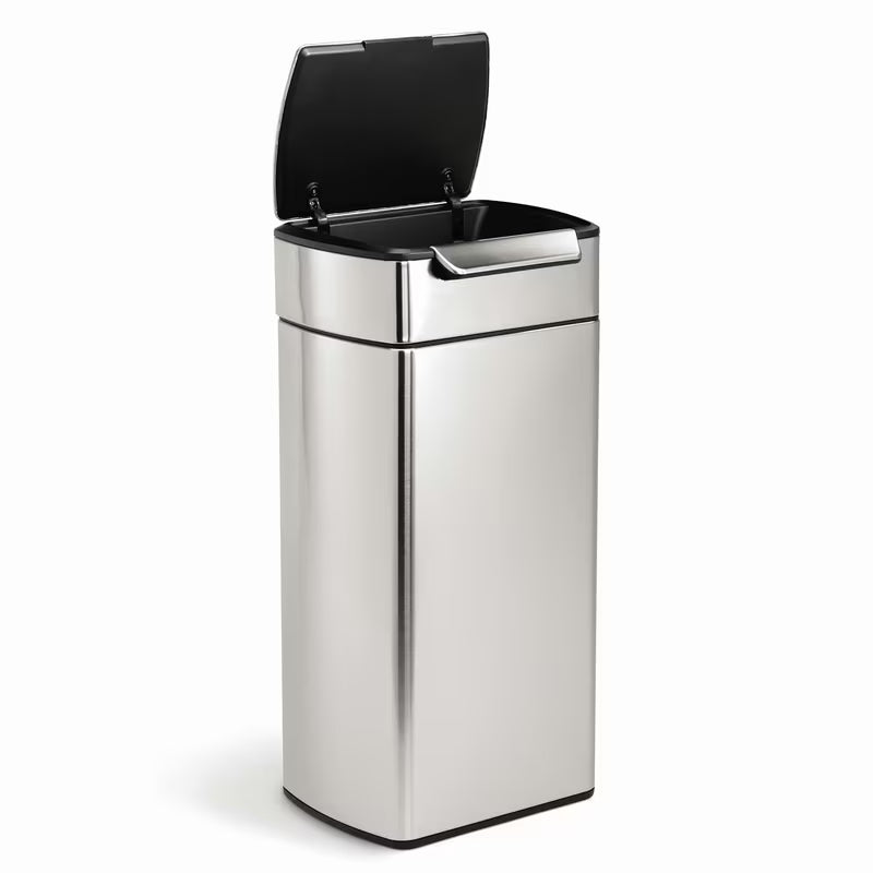 Senzorski koš za smeti Simplehuman Touch-bar bin v mat izvedbi iz nerjavnega jekla z ozkim ohišjem.