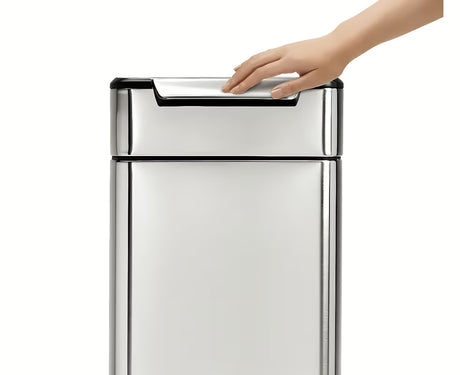 Senzorski koš za smeti Simplehuman Touch-bar bin v mat izvedbi iz nerjavnega jekla z ozkim ohišjem.
