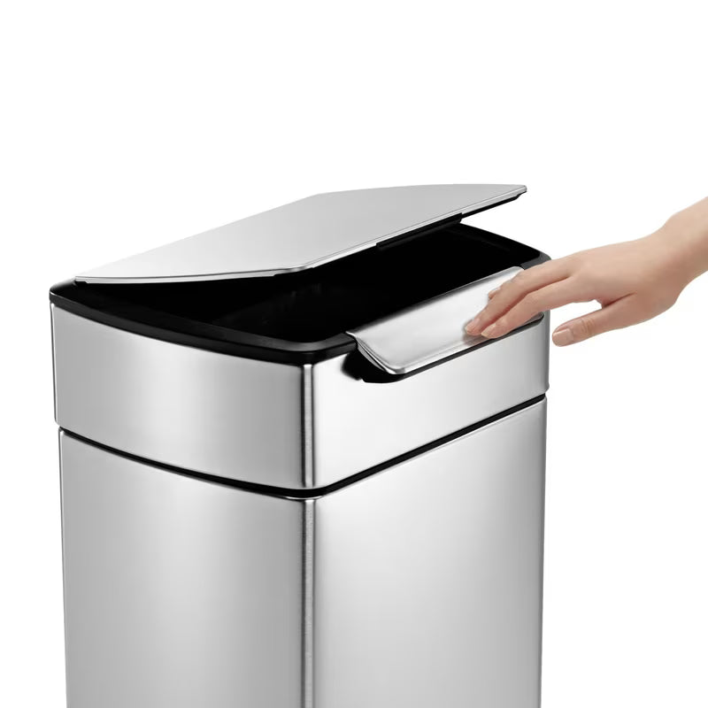 Senzorski koš za smeti Simplehuman Touch-bar bin v mat izvedbi iz nerjavnega jekla z ozkim ohišjem.