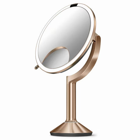 Kozmetično ogledalo Simplehuman Trio v barvi rose gold z osvetlitvijo Tru-Lux LED in tremi stopnjami povečave.