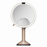 Kozmetično ogledalo Simplehuman Trio v barvi rose gold z osvetlitvijo Tru-Lux LED in tremi stopnjami povečave.