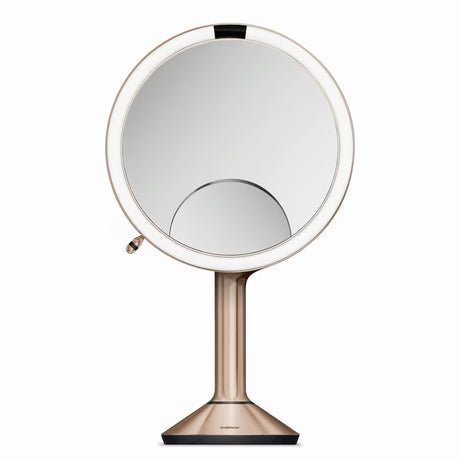 Kozmetično ogledalo Simplehuman Trio v barvi rose gold z osvetlitvijo Tru-Lux LED in tremi stopnjami povečave.