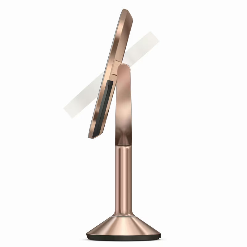 Kozmetično ogledalo Simplehuman Trio v barvi rose gold z osvetlitvijo Tru-Lux LED in tremi stopnjami povečave.