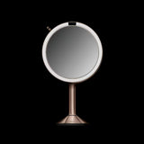 Kozmetično ogledalo Simplehuman Trio v barvi rose gold z osvetlitvijo Tru-Lux LED in tremi stopnjami povečave.