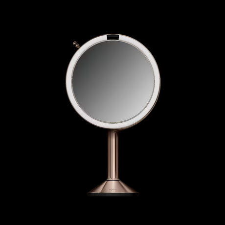 Kozmetično ogledalo Simplehuman Trio v barvi rose gold z osvetlitvijo Tru-Lux LED in tremi stopnjami povečave.