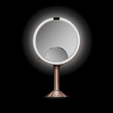 Kozmetično ogledalo Simplehuman Trio v barvi rose gold z osvetlitvijo Tru-Lux LED in tremi stopnjami povečave.