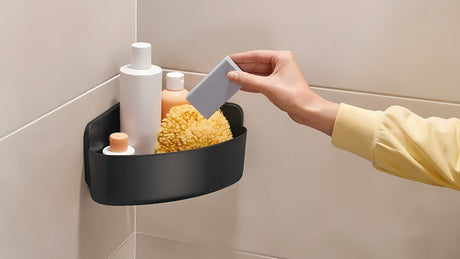 Kotna tuš polica Tesa v mat črni barvi z montažo brez vrtanja s sistemom Powerstrips Waterproof.