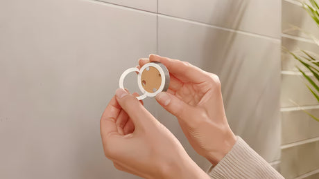 Bronast stenski kavelj Tesa z montažo brez vrtanja s tehnologijo Power.Kit
