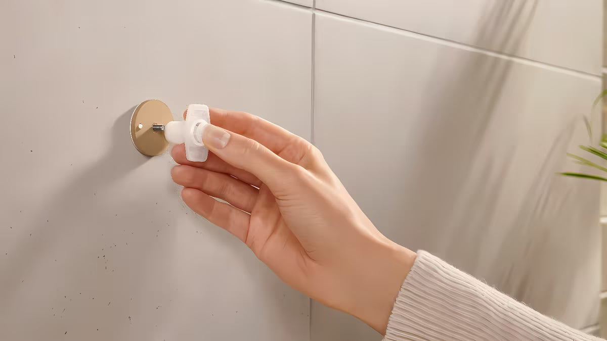 Bronast kavelj za brisačo Tesa z lepilno montažo tesa Power.Kit brez vrtanja
