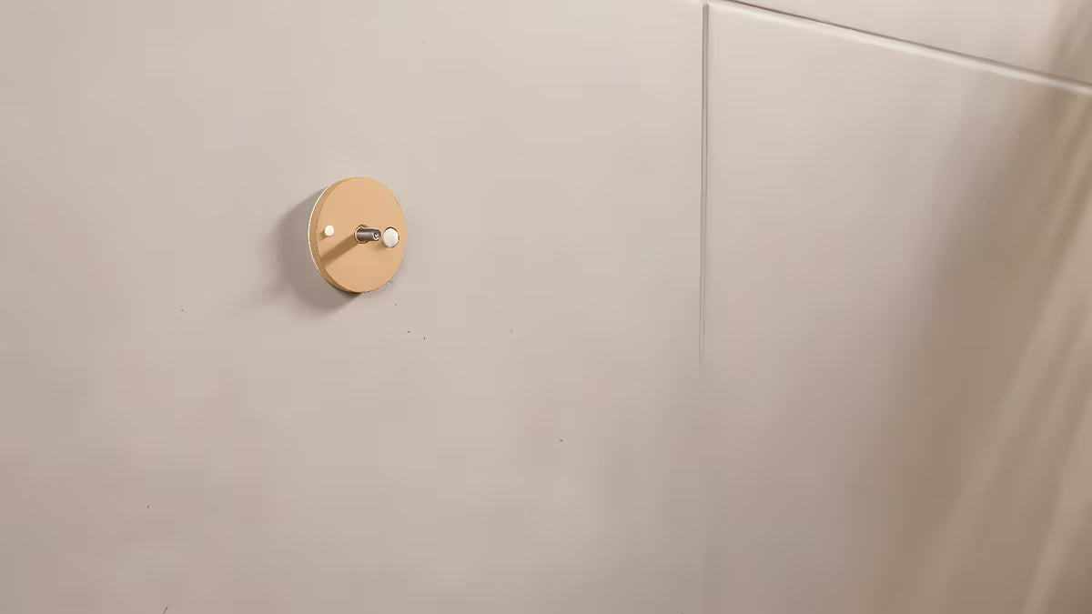 Bronast kavelj za brisačo Tesa z lepilno montažo tesa Power.Kit brez vrtanja