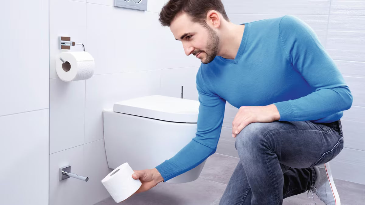 Kromiran oglati držalo za toaletni papir Tesa Ekkro s samolepilno montažo brez vrtanja